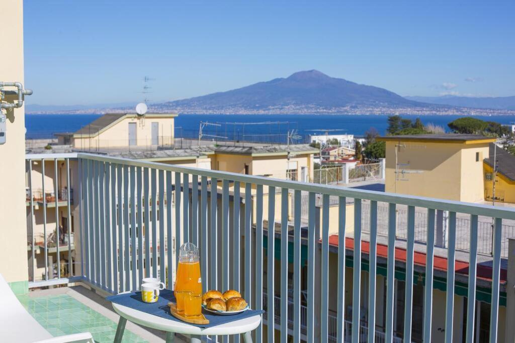Super Attico Vista Mare Con Piscina Apartment Соренто Екстериор снимка