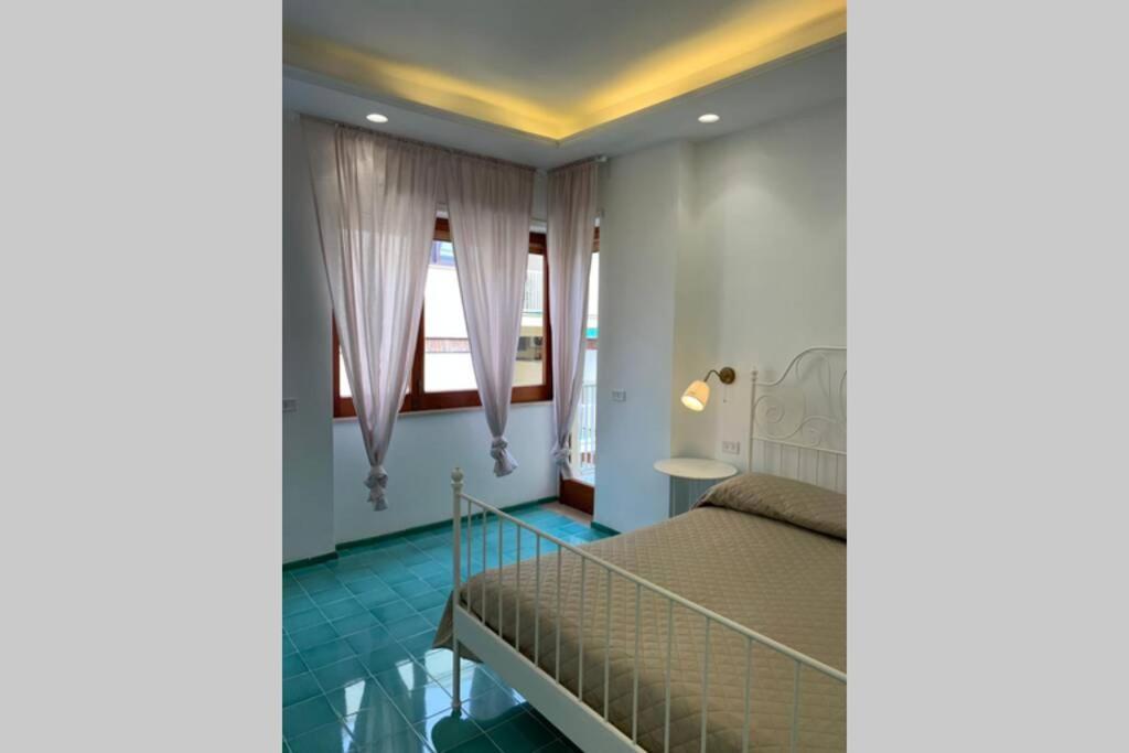 Super Attico Vista Mare Con Piscina Apartment Соренто Екстериор снимка