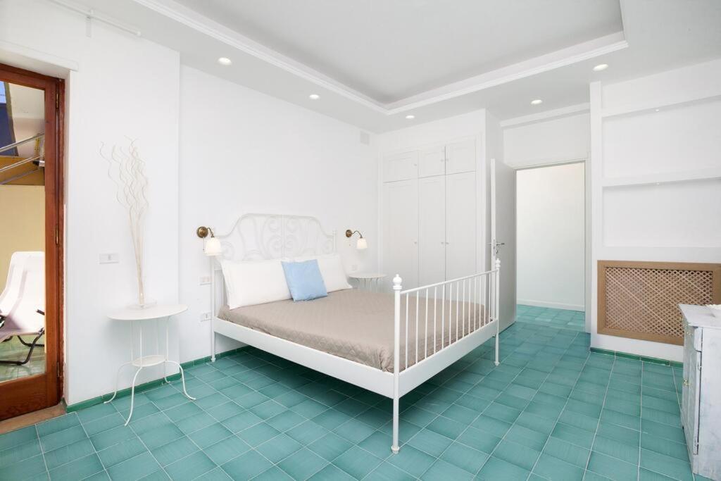 Super Attico Vista Mare Con Piscina Apartment Соренто Екстериор снимка