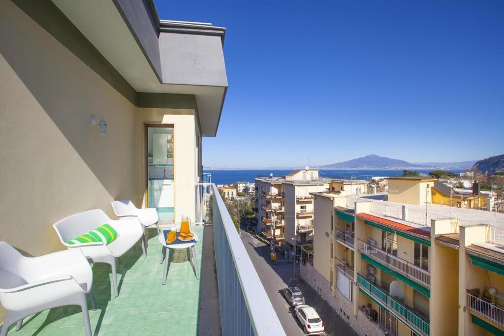 Super Attico Vista Mare Con Piscina Apartment Соренто Екстериор снимка